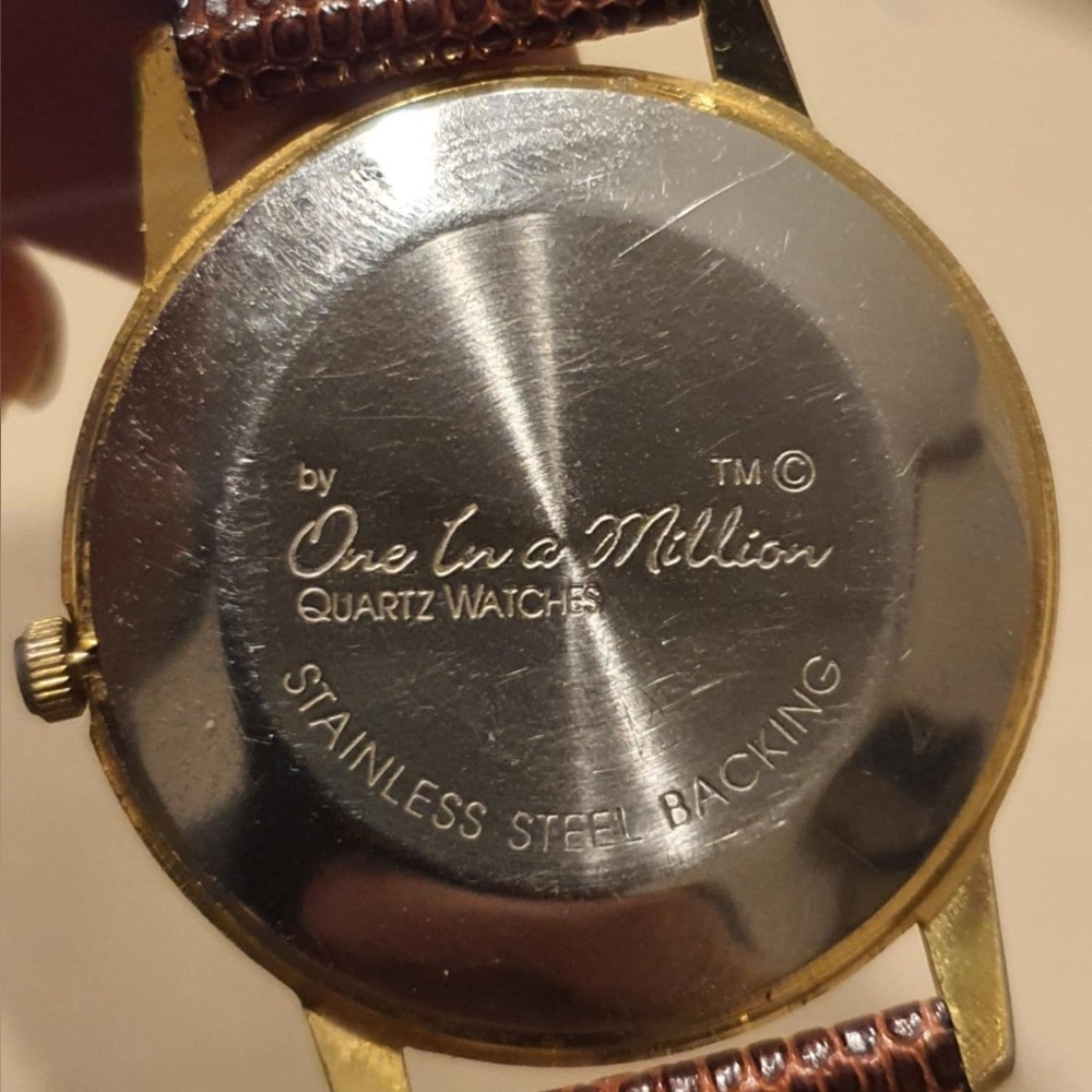 🦋10/$20🦋 Vintage Mary Englebreit Since 1952 Goldtone Leather Women's Watch - Picture 4 of 4